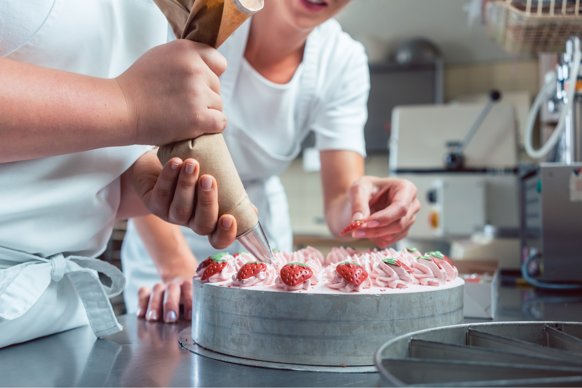 patissier devant un gâteau