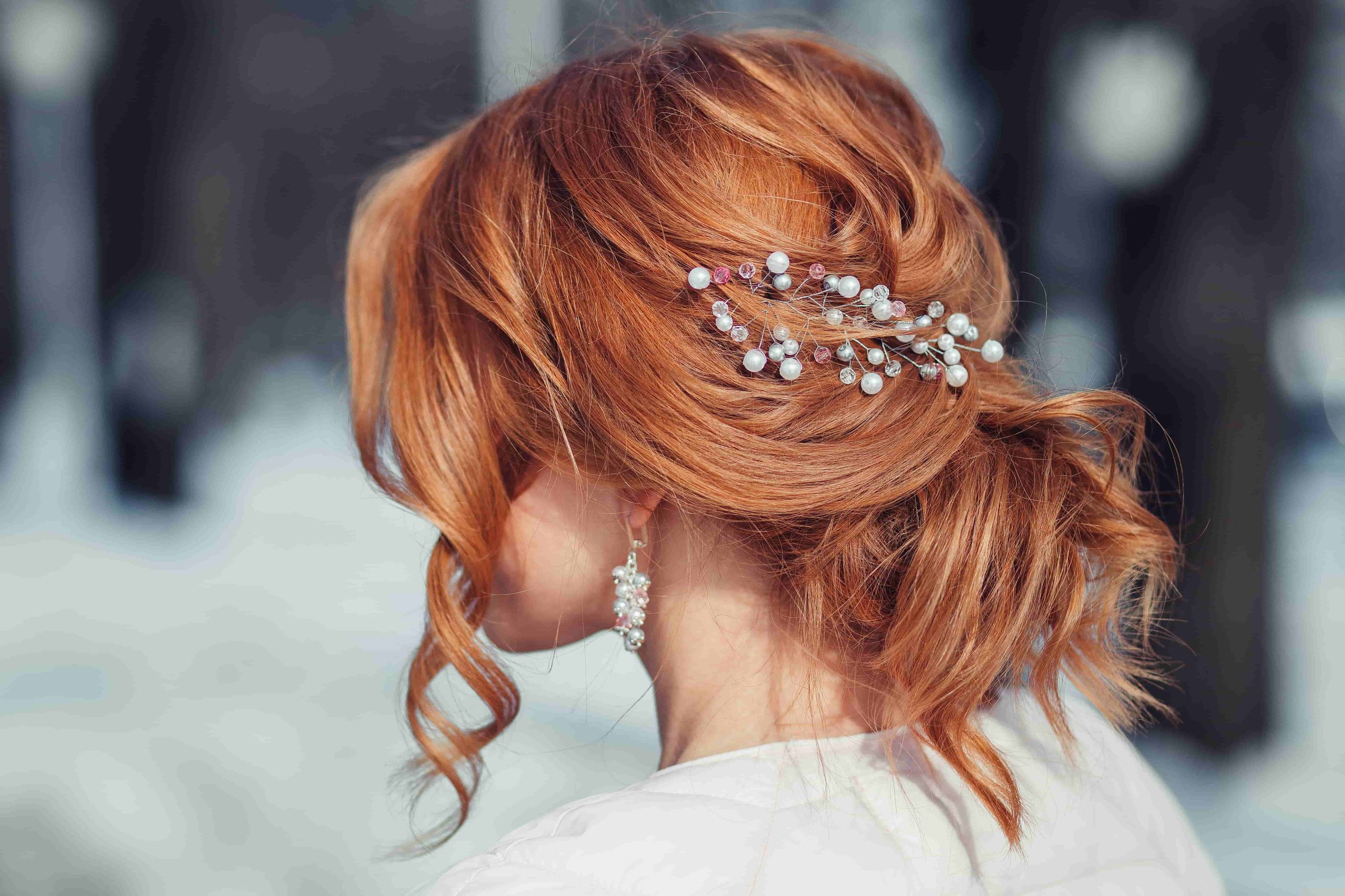 coiffure pour mariage cheveux mi-longs barrettes