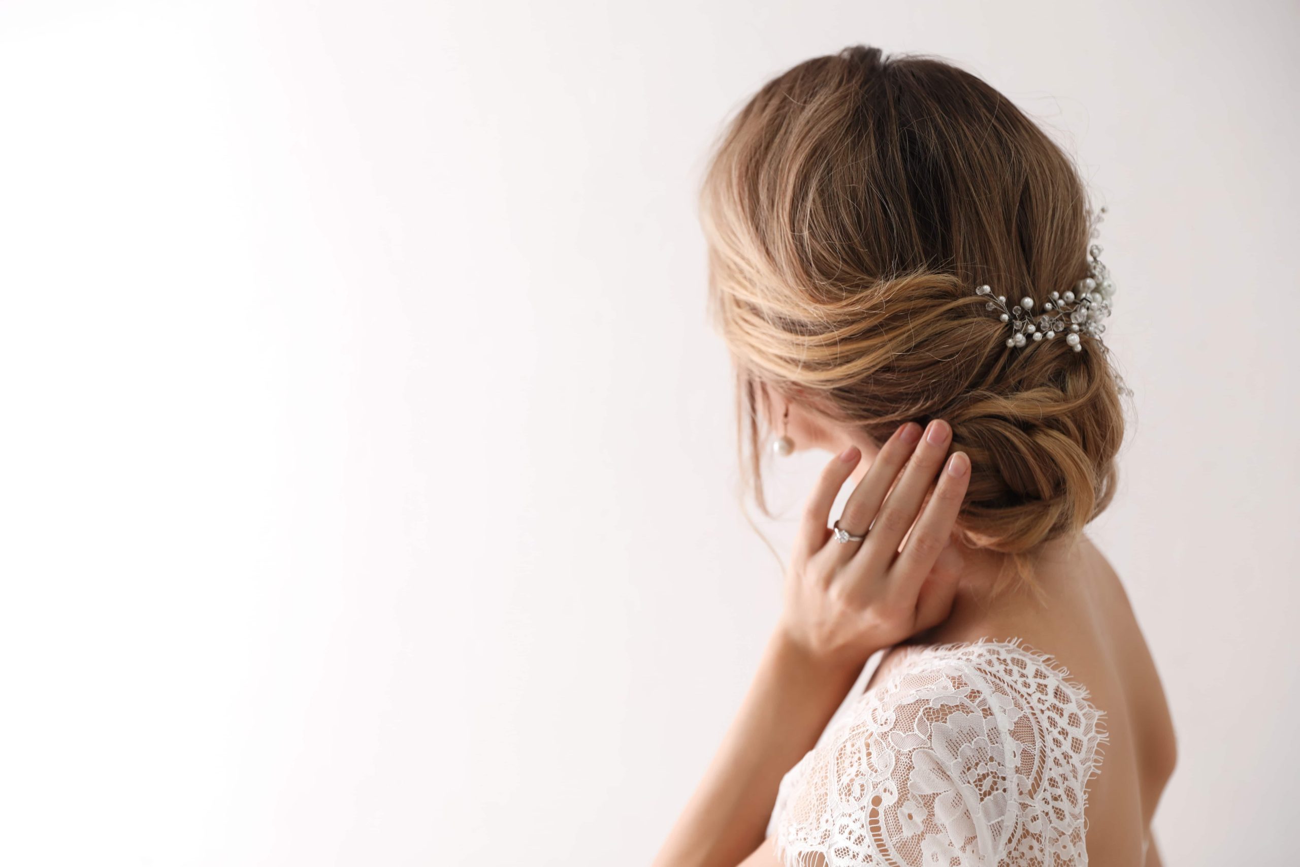 coiffure pour mariage cheveux mi-longs chignon flou