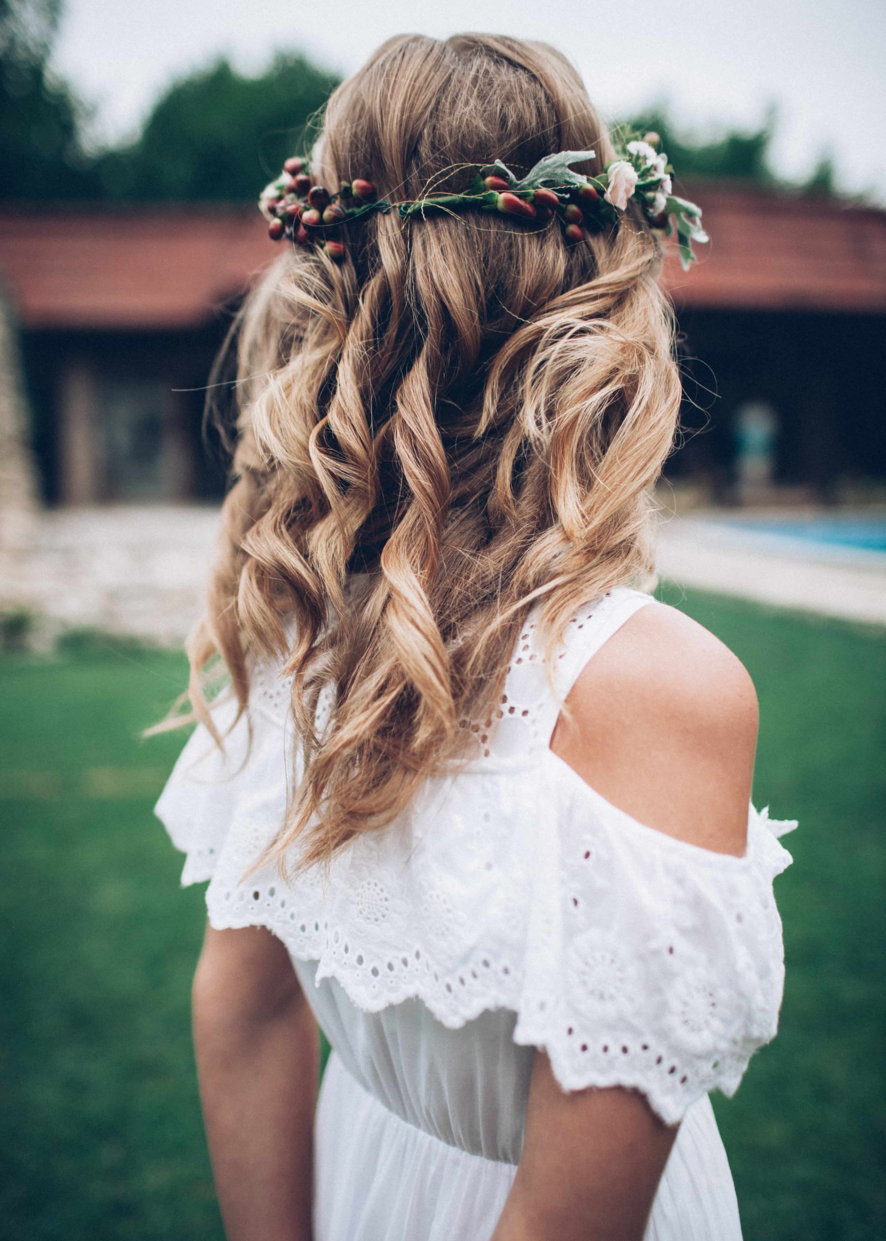 coiffure pour mariage cheveux mi-longs couronne de fleurs