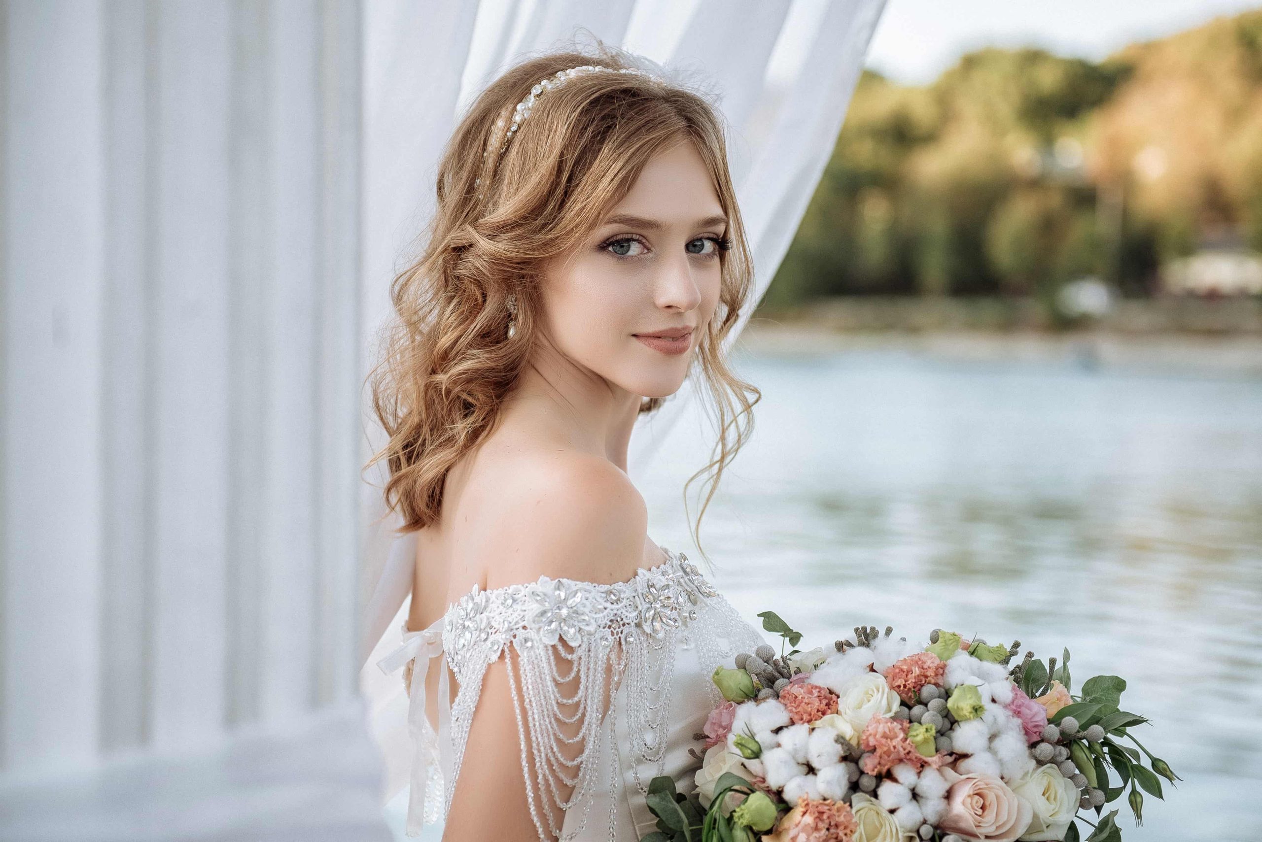 coiffure pour mariage cheveux mi-longs bandeau