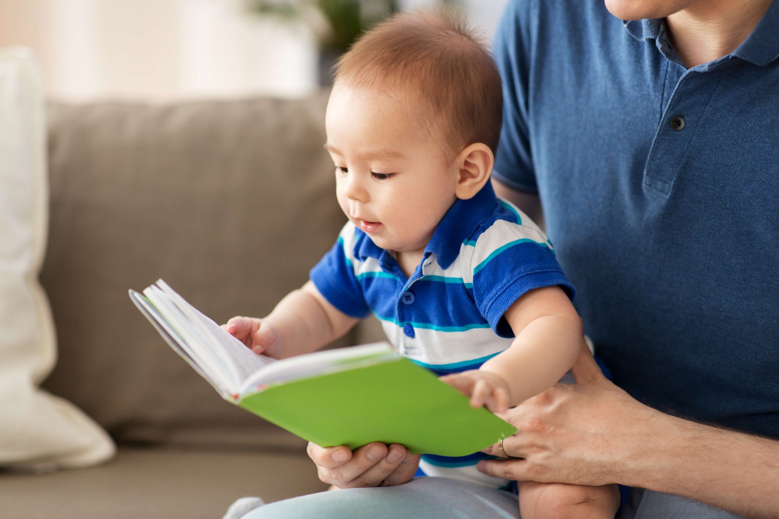 Le livre et le jeune enfant