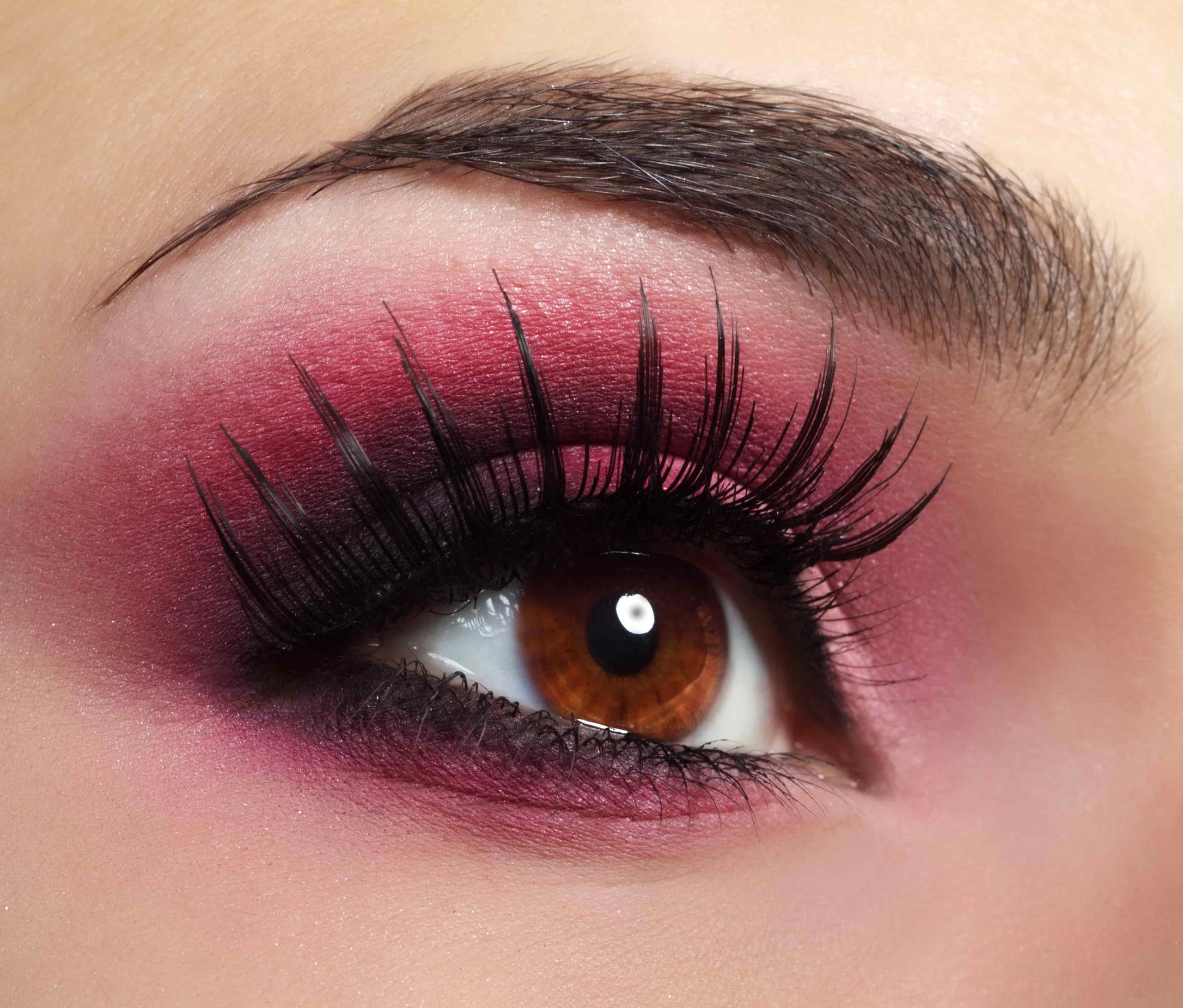 Maquillage Pour Une Fille Aux Yeux Roses Et Aux Yeux Violets