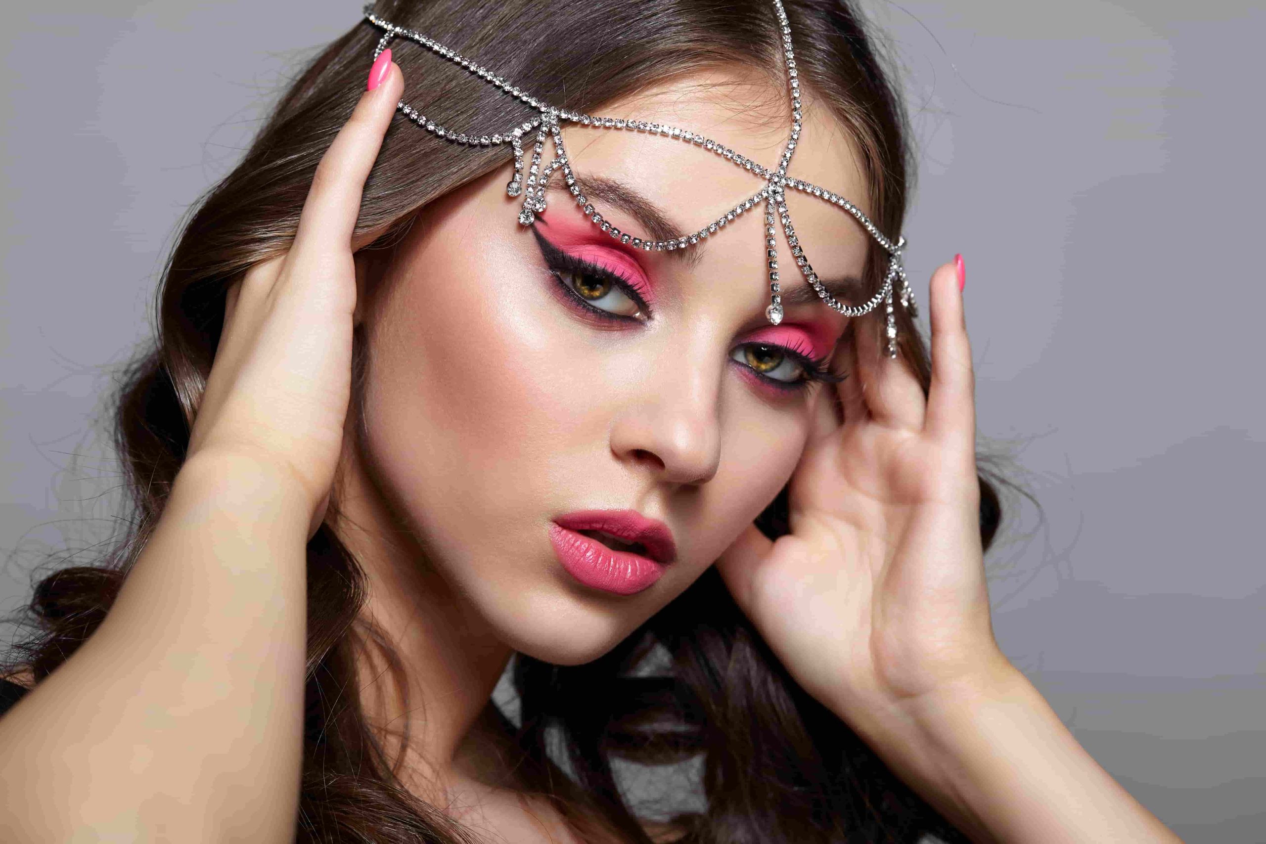 maquillage rose yeux marrons