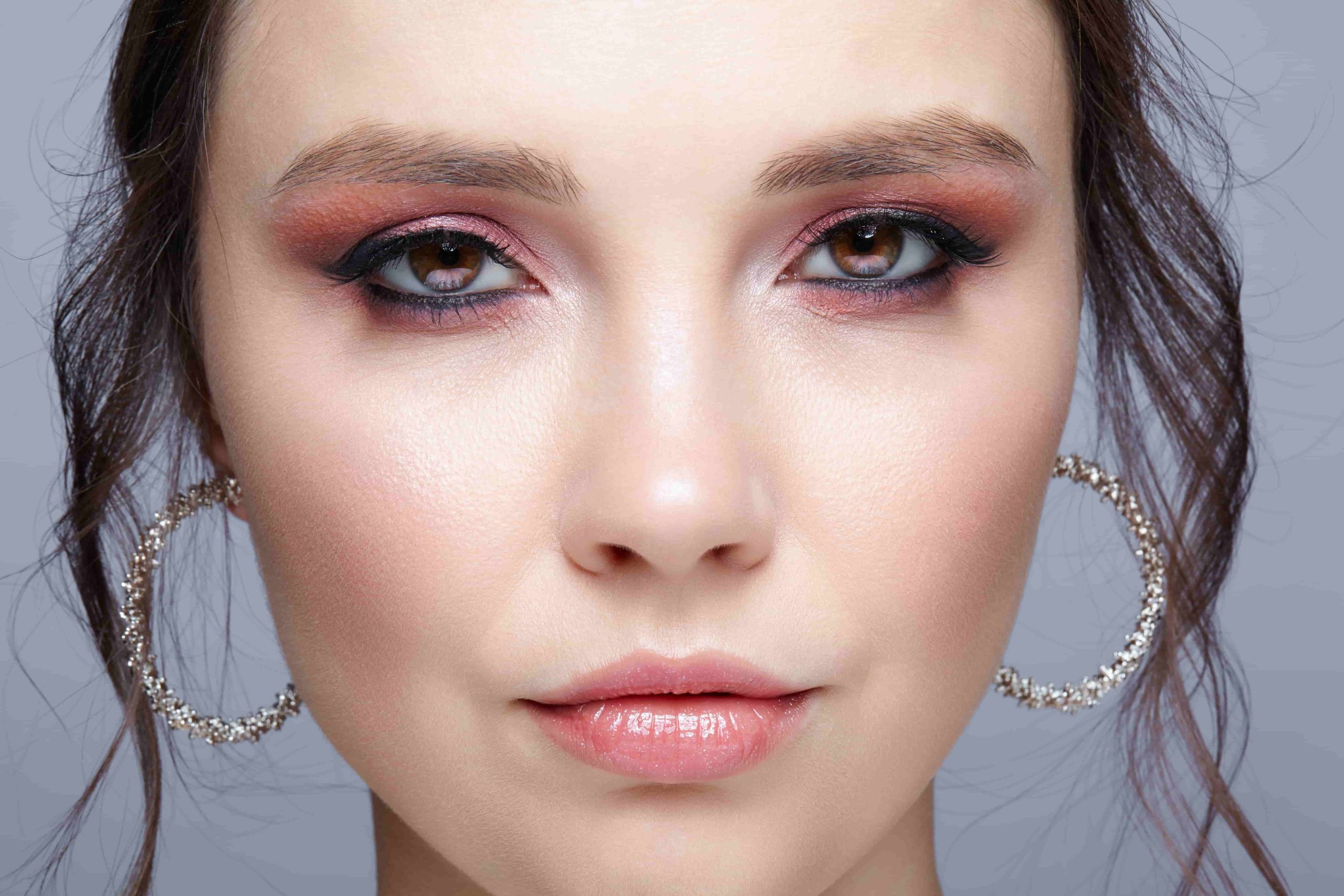 maquillage rose yeux marrons